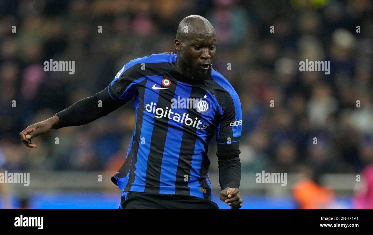 Inter Milan's Romelu Lukaku controls the ball during the Serie A soccer match between Inter Milan and Udinese at the San Siro stadium, in Milan, Italy, Saturday, Feb. 18, 2023. (AP Photo/Antonio Calanni) Banque D'Images