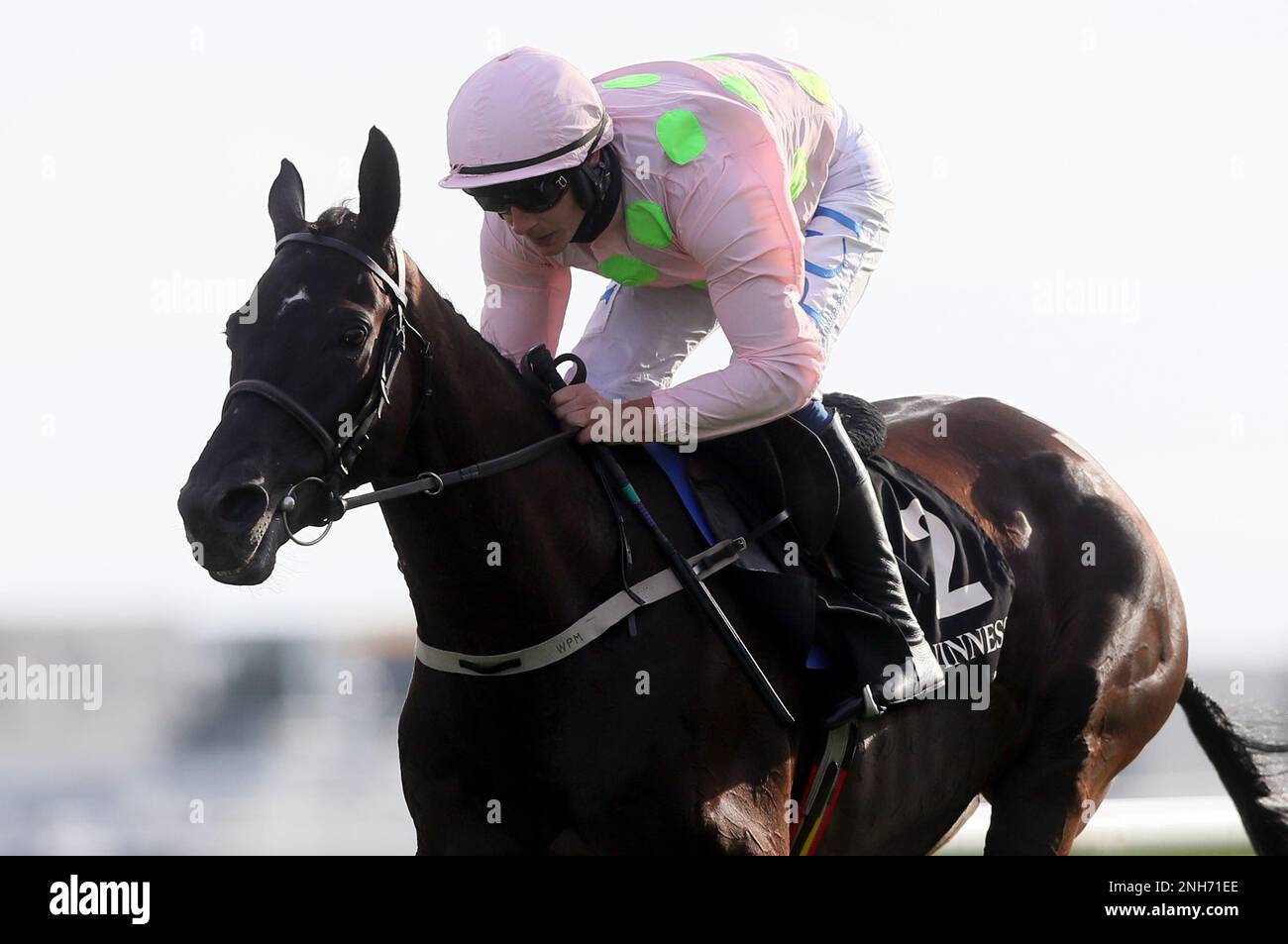 Photo du dossier datée du 30-07-2020 de Jon Snow, qui est enchâssé pour ses débuts en Grande-Bretagne à Chepstow samedi, alors qu'il regarde réserver sa machine à sous au Cheltenham Festival. Date de publication : mardi 21 février 2023. Banque D'Images