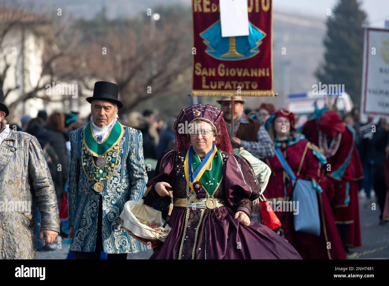Une vitrine colorée : immortalisez la parade du Carnaval et ses personnages costumés Banque D'Images Une vitrine colorée : immortalisez la parade du Carnaval et ses personnages costumés Banque D'Images