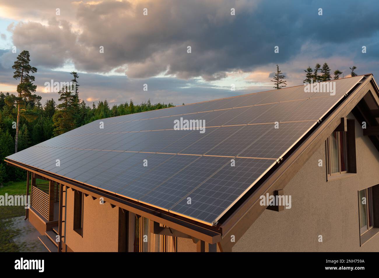 Panneaux photovoltaïques sur le toit d'une maison moderne dans les montagnes Banque D'Images