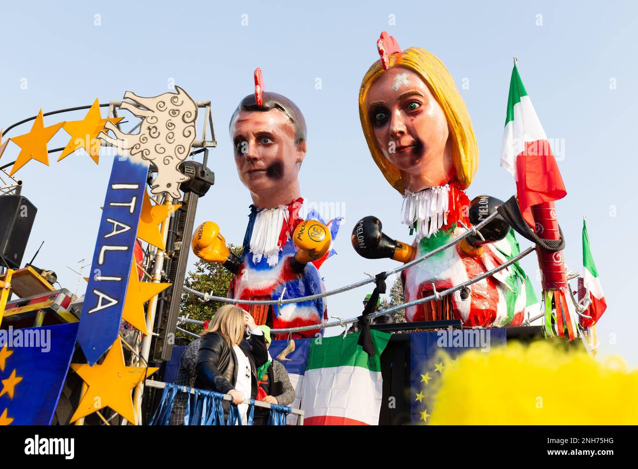 La satire politique dans le Carnaval de Domigliara : Giorgia Meloni et Emmanuel Macron caricaturés sur un flotteur Banque D'Images