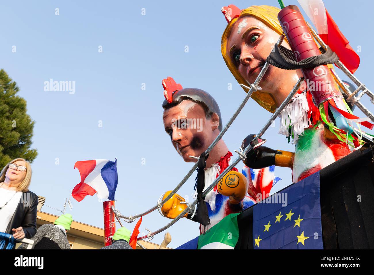 Flotteur allégorique représentant Giorgia Meloni et Emmanuel Macron dans le Carnaval de Domigliara, Vérone Banque D'Images