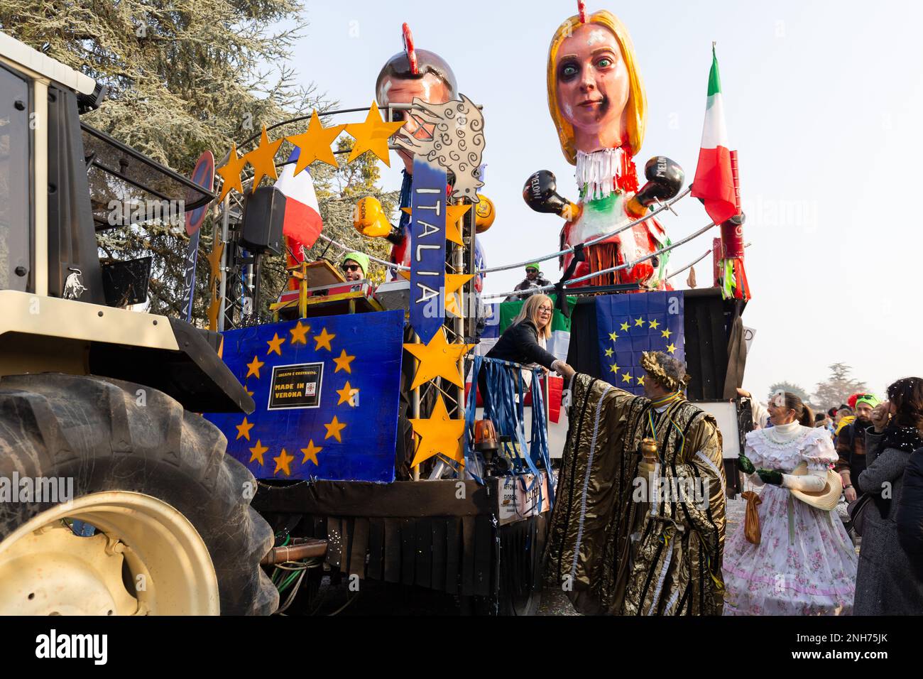 Flotteur humoristique dans le Carnaval de Domigliara, Vérone: Giorgia Meloni et Emmanuel Macron comme personnages costumés Banque D'Images