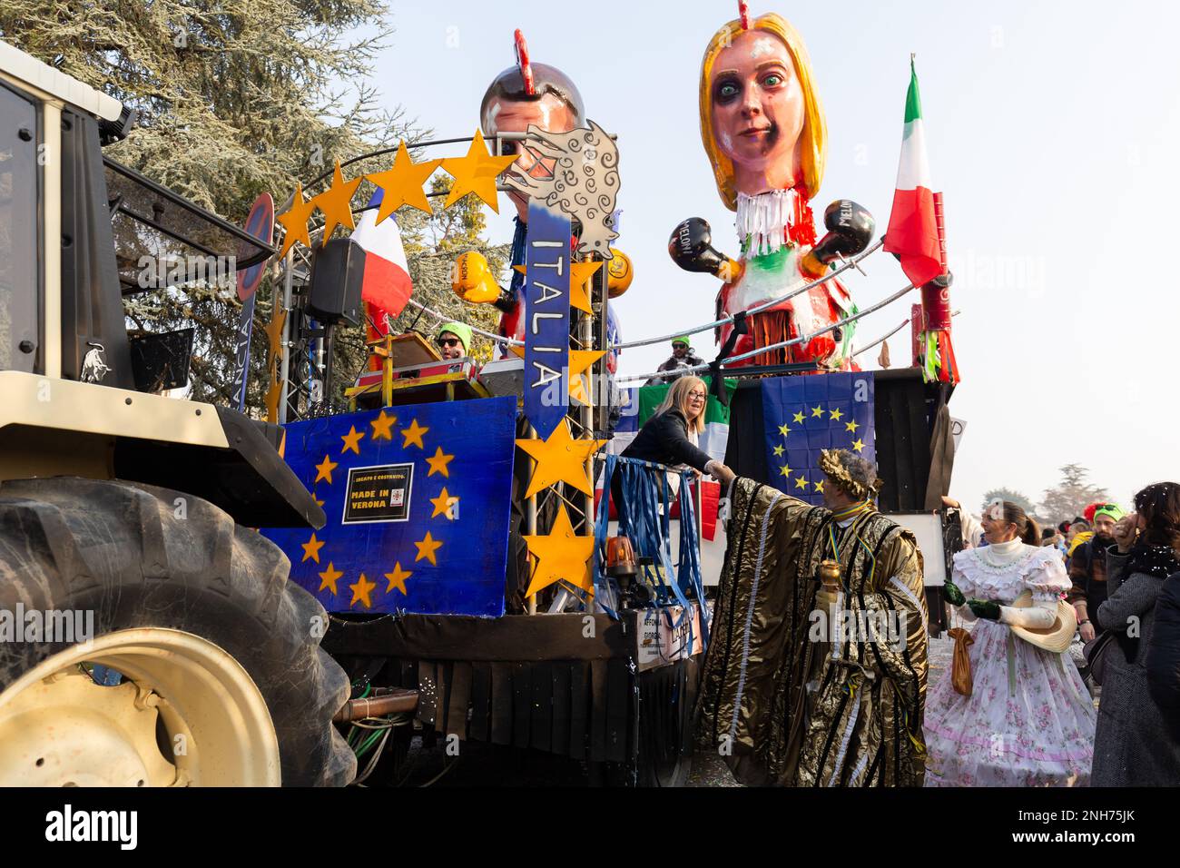 Flotteur humoristique dans le Carnaval de Domigliara, Vérone: Giorgia Meloni et Emmanuel Macron comme personnages costumés Banque D'Images Flotteur humoristique dans le Carnaval de Domigliara, Vérone: Giorgia Meloni et Emmanuel Macron comme personnages costumés Banque D'Images