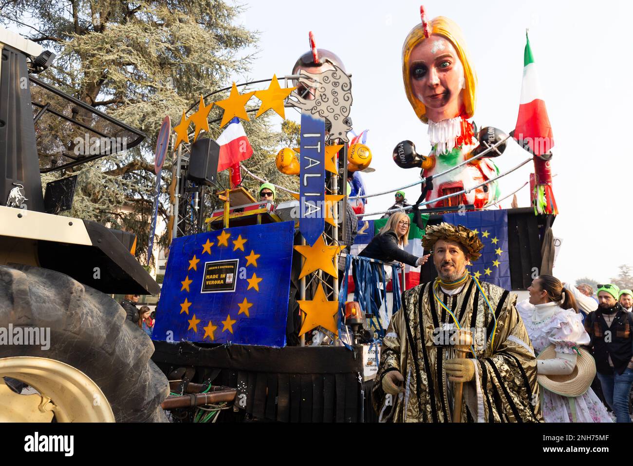 Tradition du Carnaval italien : un flotteur représentant Giorgia Meloni et Emmanuel Macron avec des gants et des taches sur leur visage Banque D'Images
