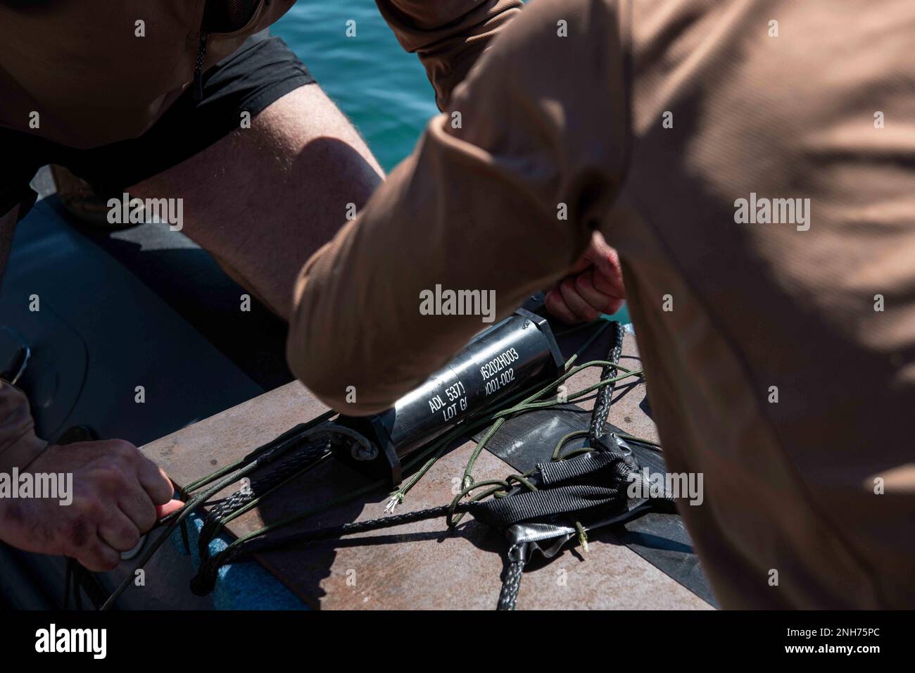 VARNA, Bulgarie (20 juillet 2022) États-Unis Les marins de la Marine, affectés à l'unité mobile d'élimination des explosifs d'artillerie (EODMU) 12, fixent des charges à une plaque témoin dans le cadre d'une démonstration de contre-mesures de la mine en mer Noire au cours de l'exercice Breeze 2022, 20 juillet 2022. Breeze 2022 améliore l'interopérabilité entre la Bulgarie et les pays participants, en mettant l'accent sur la guerre anti-sous-marine, la recherche et le sauvetage, la contre-mesure des mines, la protection des forces/les opérations anti-terroristes, les opérations d'interdiction maritime, et les zones de mission anti-piraterie. Banque D'Images