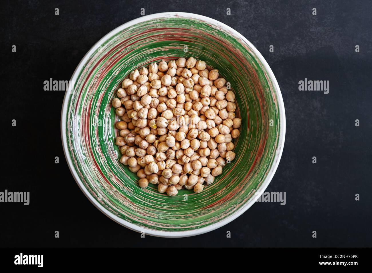 Posez à plat la photo d'un bol avec des pois chiches secs. Un pois égyptien brut pour une alimentation saine Banque D'Images