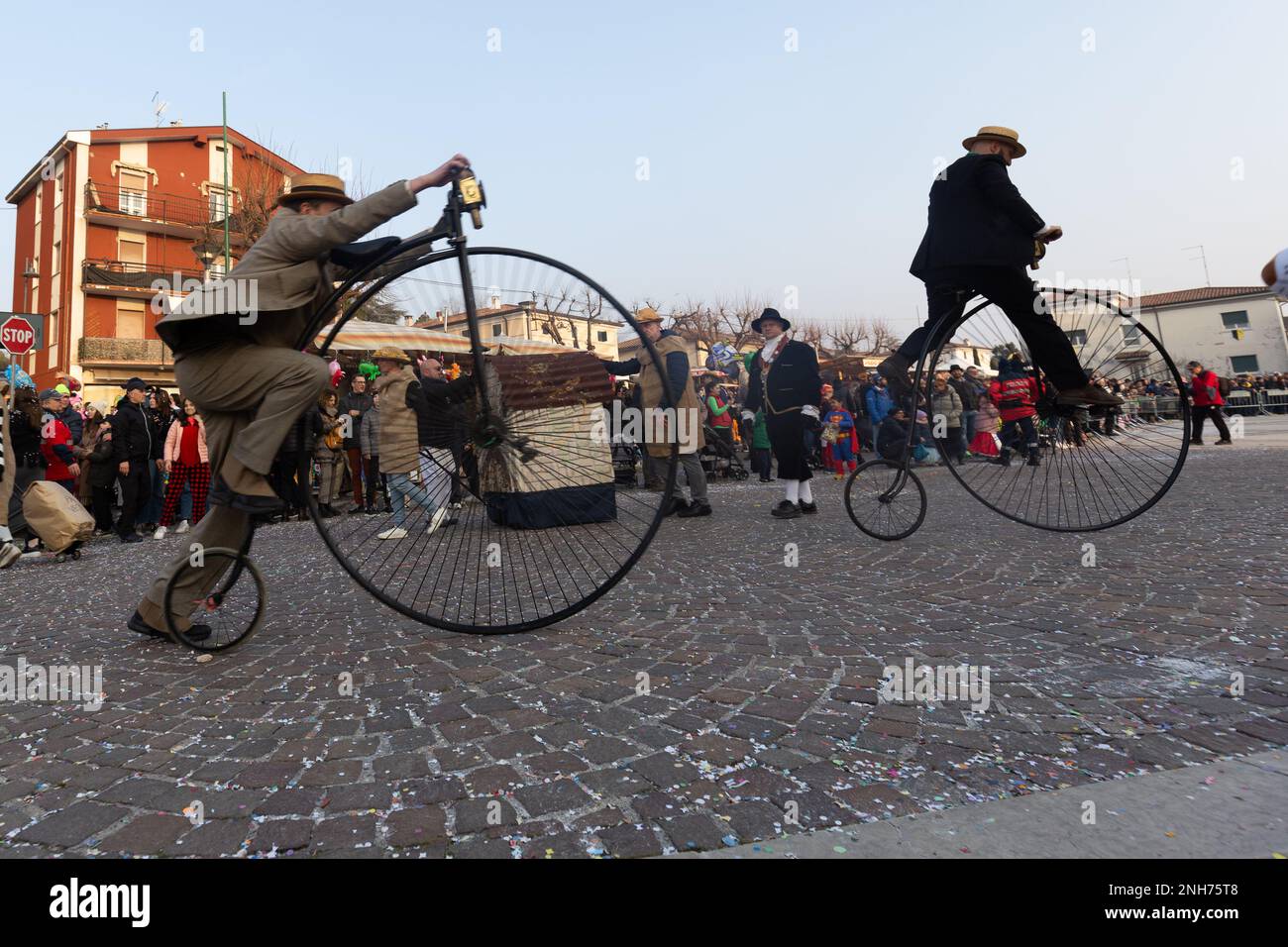 Un homme sur un vélo à roue haute prend un trajet en arrière dans le temps Banque D'Images