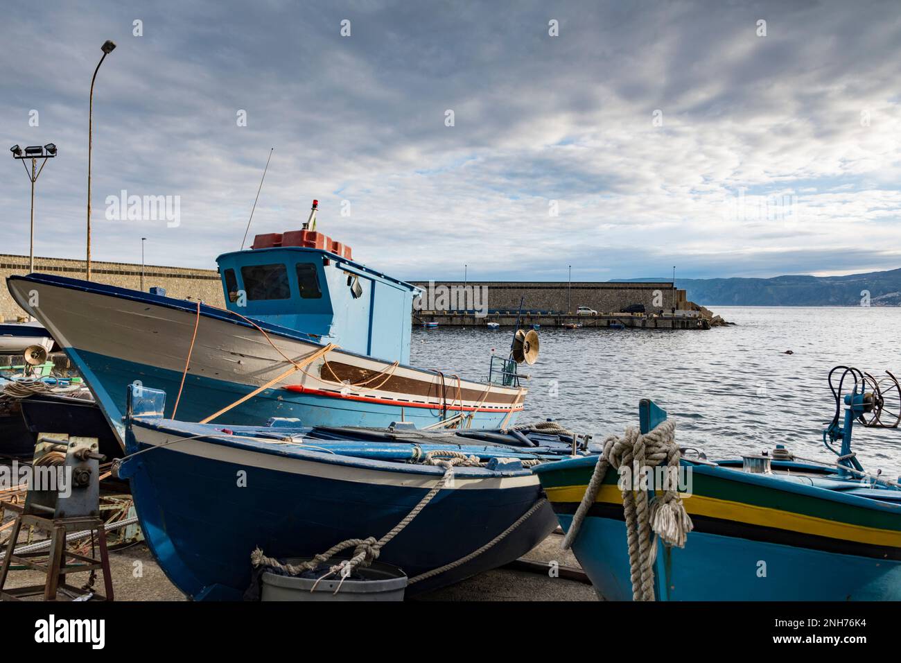 Bateaux de pêche dans le village balnéaire de Chianalea, Calabre Banque D'Images