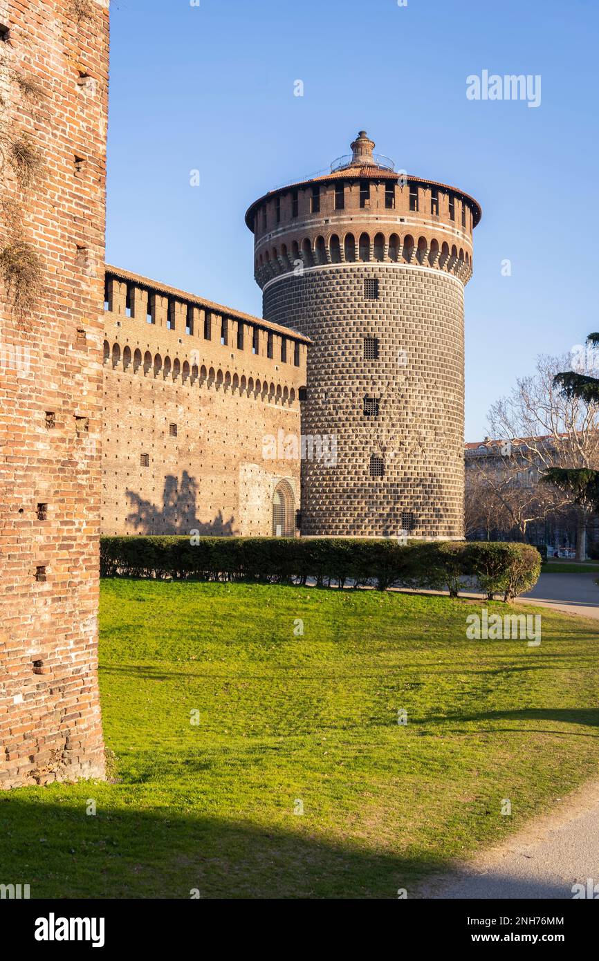 Un fragment de la façade du château avec tour à la journée ensoleillée à Milan, Italie Banque D'Images