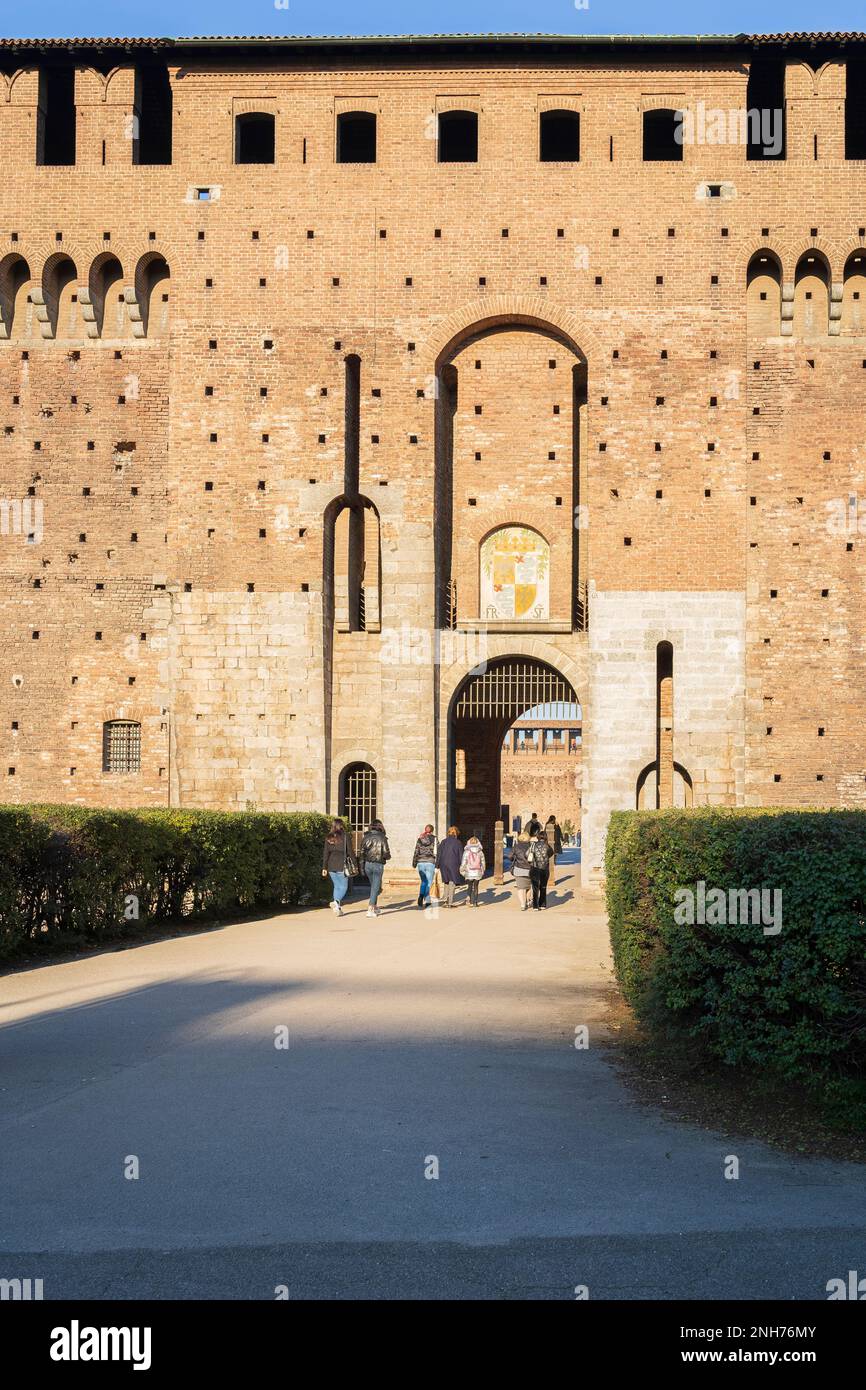 Un fragment de la façade du château avec entrée secondaire à la journée ensoleillée à Milan, Italie Banque D'Images