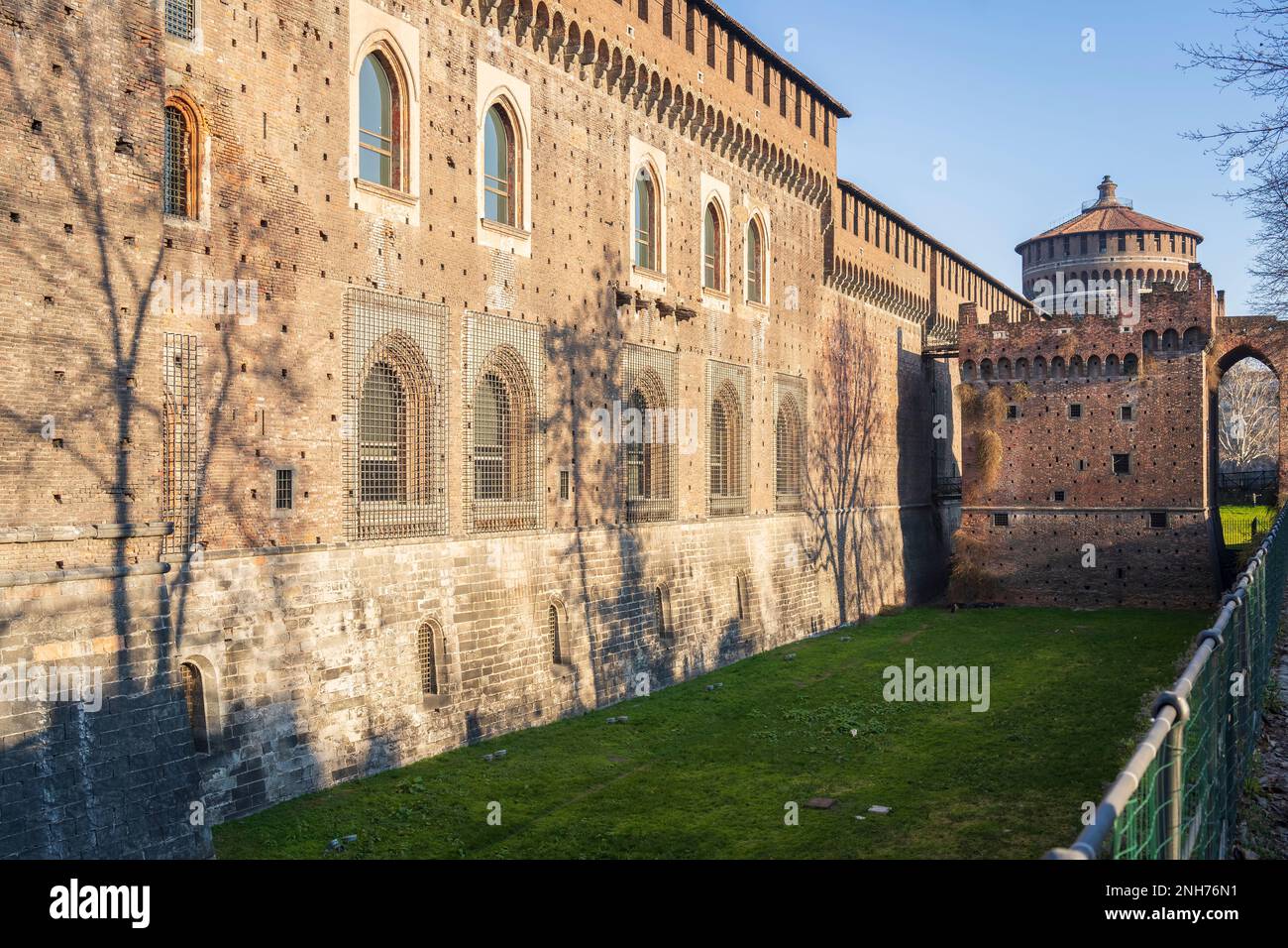 Un fragment de la façade du château avec tour à la journée ensoleillée à Milan, Italie Banque D'Images