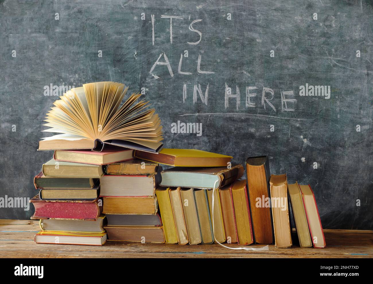 éducation, apprentissage, concept de connaissances, livres et tableau noir avec slogan, tout est ici Banque D'Images