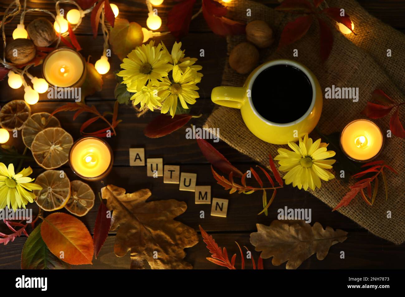 tasse de café sur fond d'automne avec feuilles et fleurs. Texte automne Banque D'Images