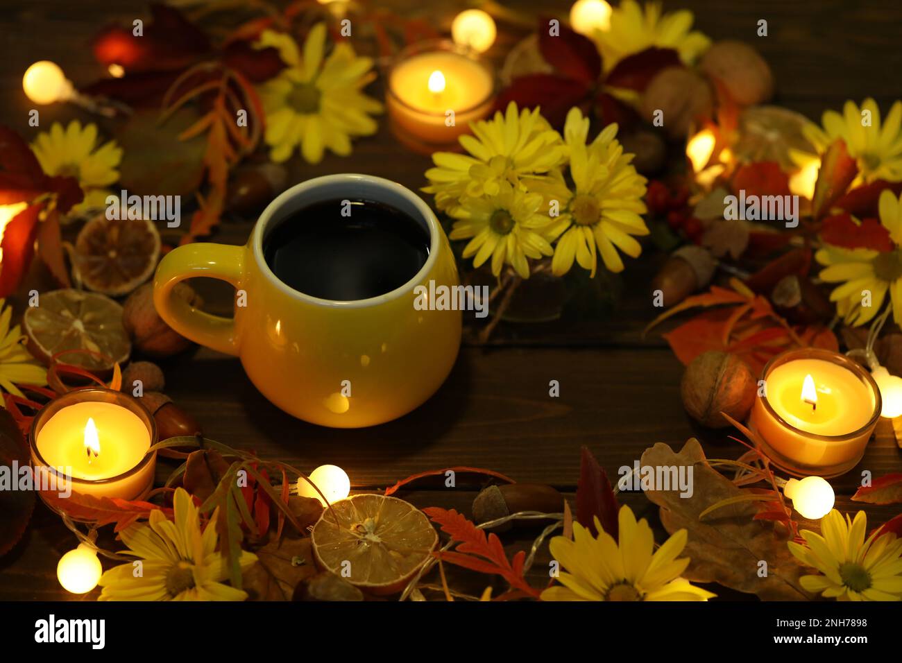 tasse de café sur fond d'automne avec feuilles et fleurs Banque D'Images