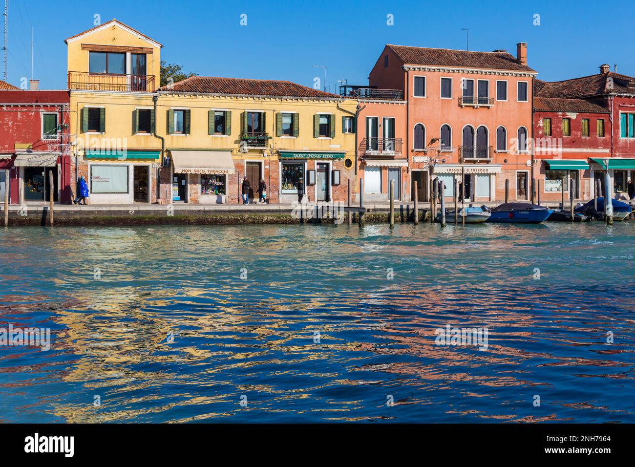 Murano Glass shop et des boutiques sur le front de mer avec transport par bateau-taxi à Murano, Venise, Italie en février Banque D'Images