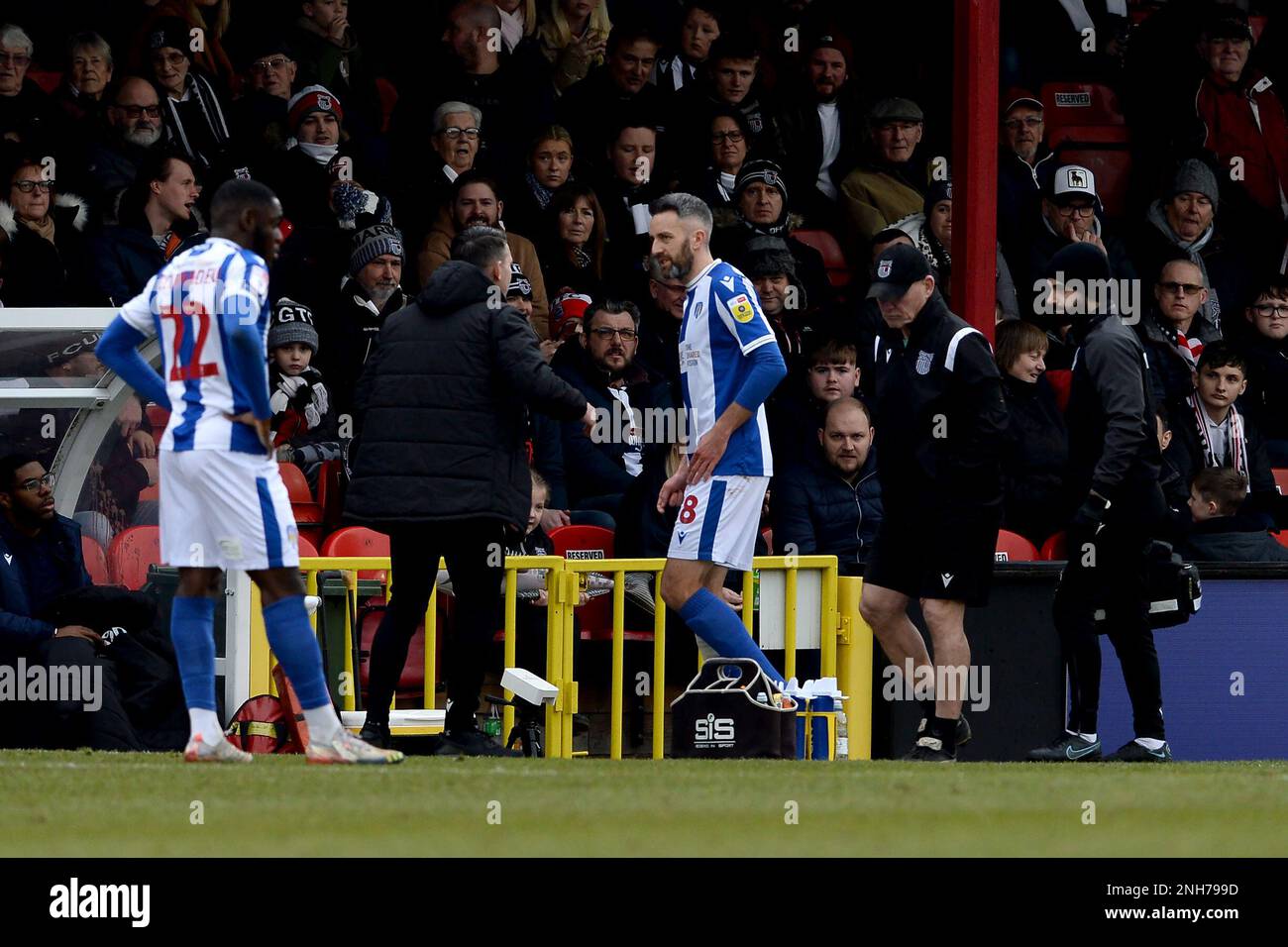 Cole Skuse de Colchester United quitte le terrain blessé - Grimsby Town v Colchester United, Sky Bet League Two, Blundell Park, Cleethorpes, Royaume-Uni - 11th février 2023 usage éditorial seulement - des restrictions DataCo s'appliquent Banque D'Images