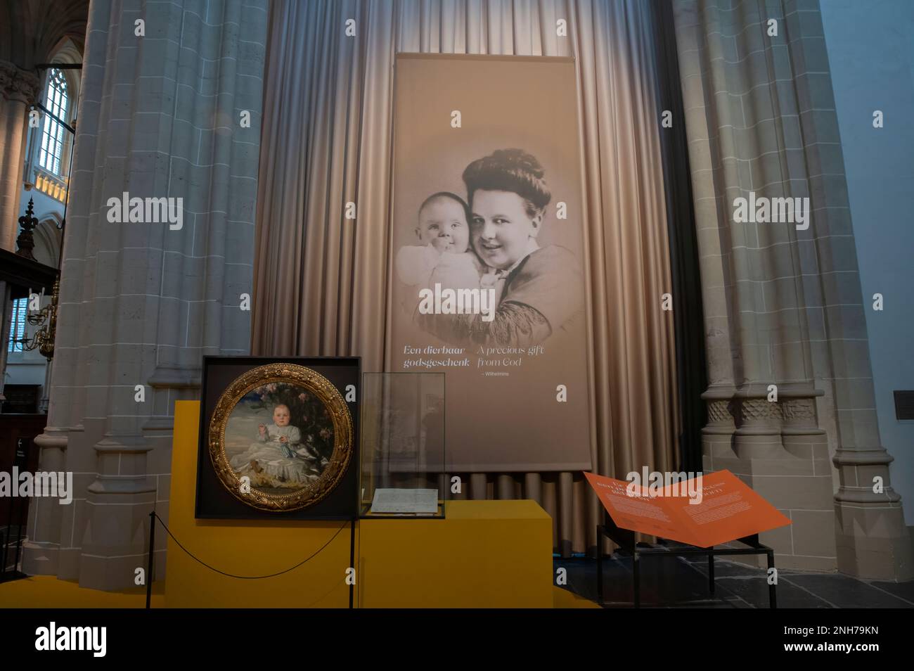 Photo la Reine Wilhelmina et la princesse Juliana à l'exposition de Eeuw Van Juliana à la Nouvelle église d'Amsterdam, pays-Bas 2-1-2023 Banque D'Images