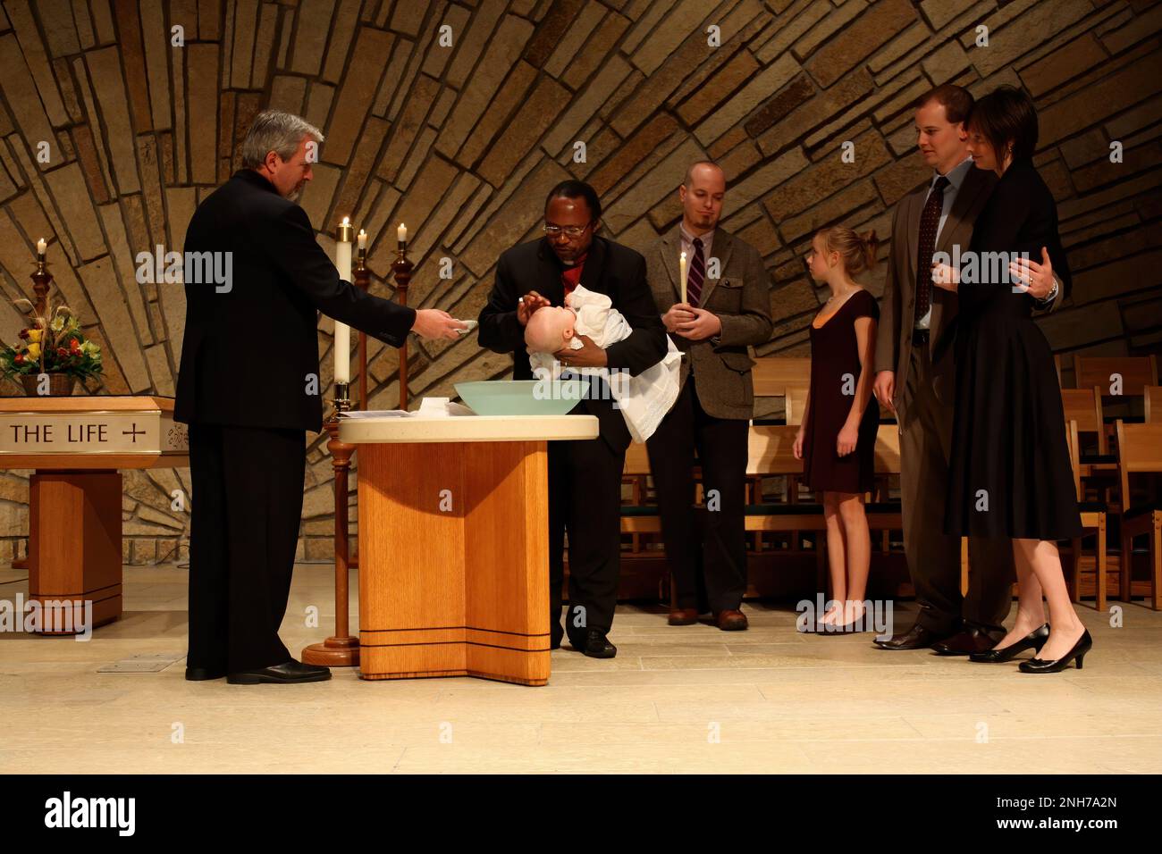 Bébé baptisé à l'église luthérienne Trinity à Stillwater, Minnesota, États-Unis. Banque D'Images