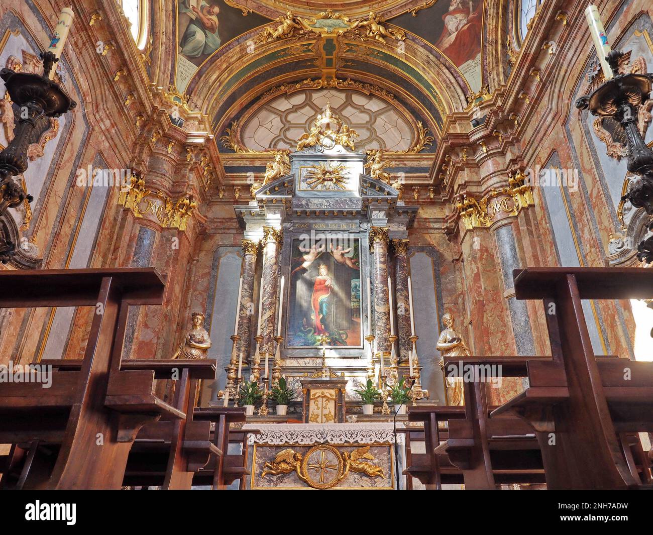 Archs et l'architecture de San Francesco d'Assisi grande importante église en style néo-classique , Lombardie, Italie. Banque D'Images