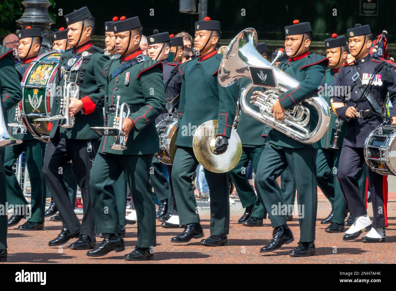 Groupe de la Brigade de Gurkhas pendant le défilé des gardes changeant sur le Mall à Londres, au Royaume-Uni, sur 18 mai 2022 Banque D'Images