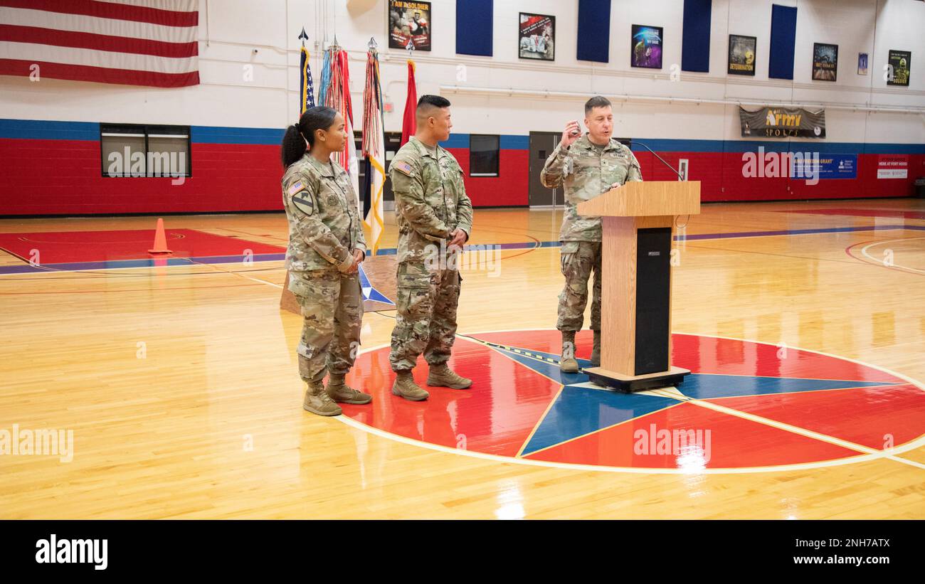 Le Sgt-maître Cadalia Gonsales et le 1er lieutenant Jeffrey Robbins (à gauche) reçoivent des pièces du 13e commandant de l'ESC, le général Sean Davis (à droite), lors d'une cérémonie de découpe du gâteau pour célébrer le retour du programme d'entraînement physique post-partum (P3T) de Fort Hood au Centre de conditionnement physique Abrams, le 21 juillet. Le programme a récemment été rétabli après une interruption de deux ans en raison de complications liées à la COVID-19. 13th ESC, Fort Hood, III Armored corps, Phantom Warriors, U.S. Armée, Banque D'Images