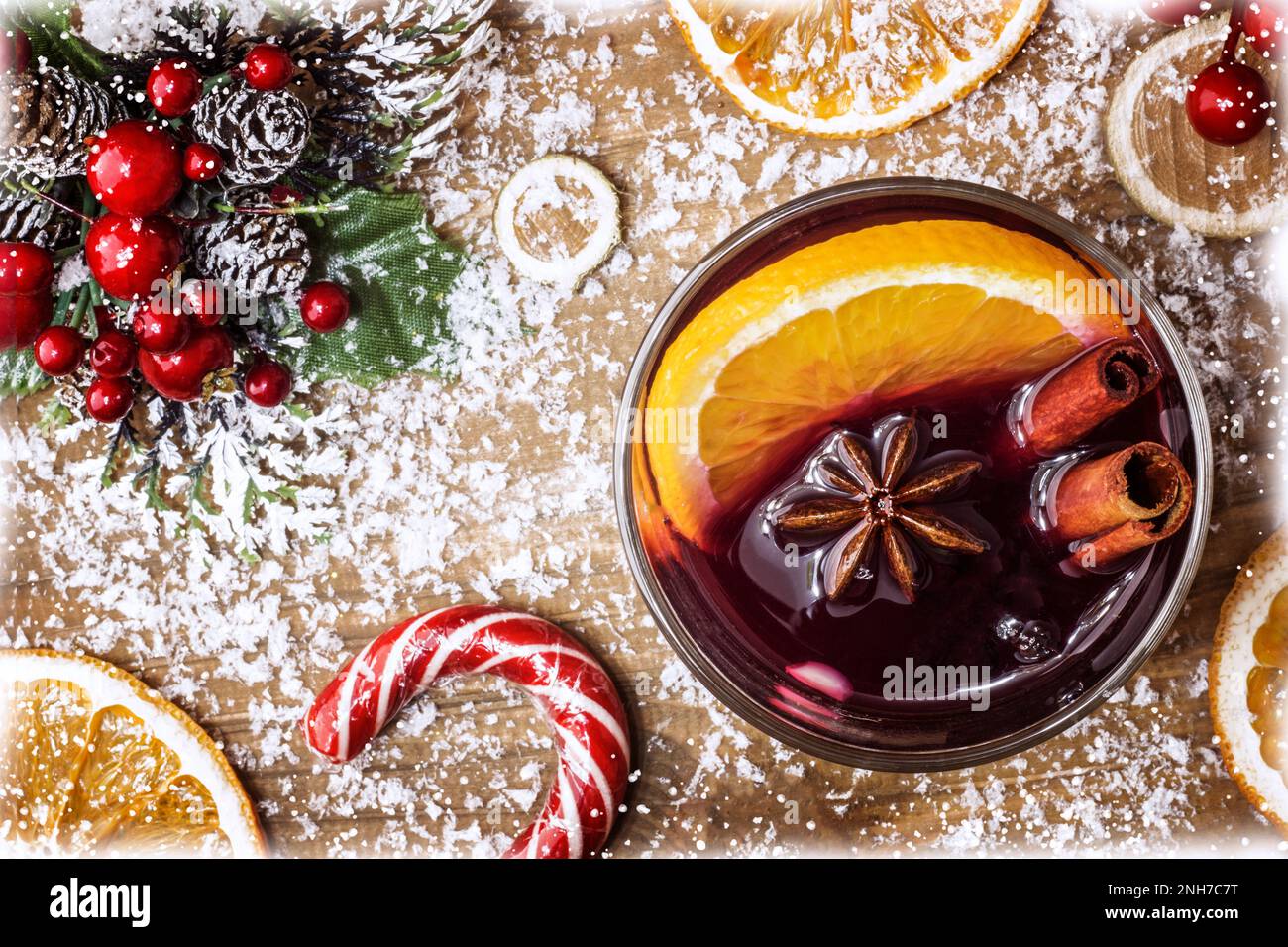 Noël chaud dans un verre, vin rouge avec épices et fruits oranges sur une table rustique en bois avec branches de sapin nouvel an. Noël traditionnel chaud dr Banque D'Images