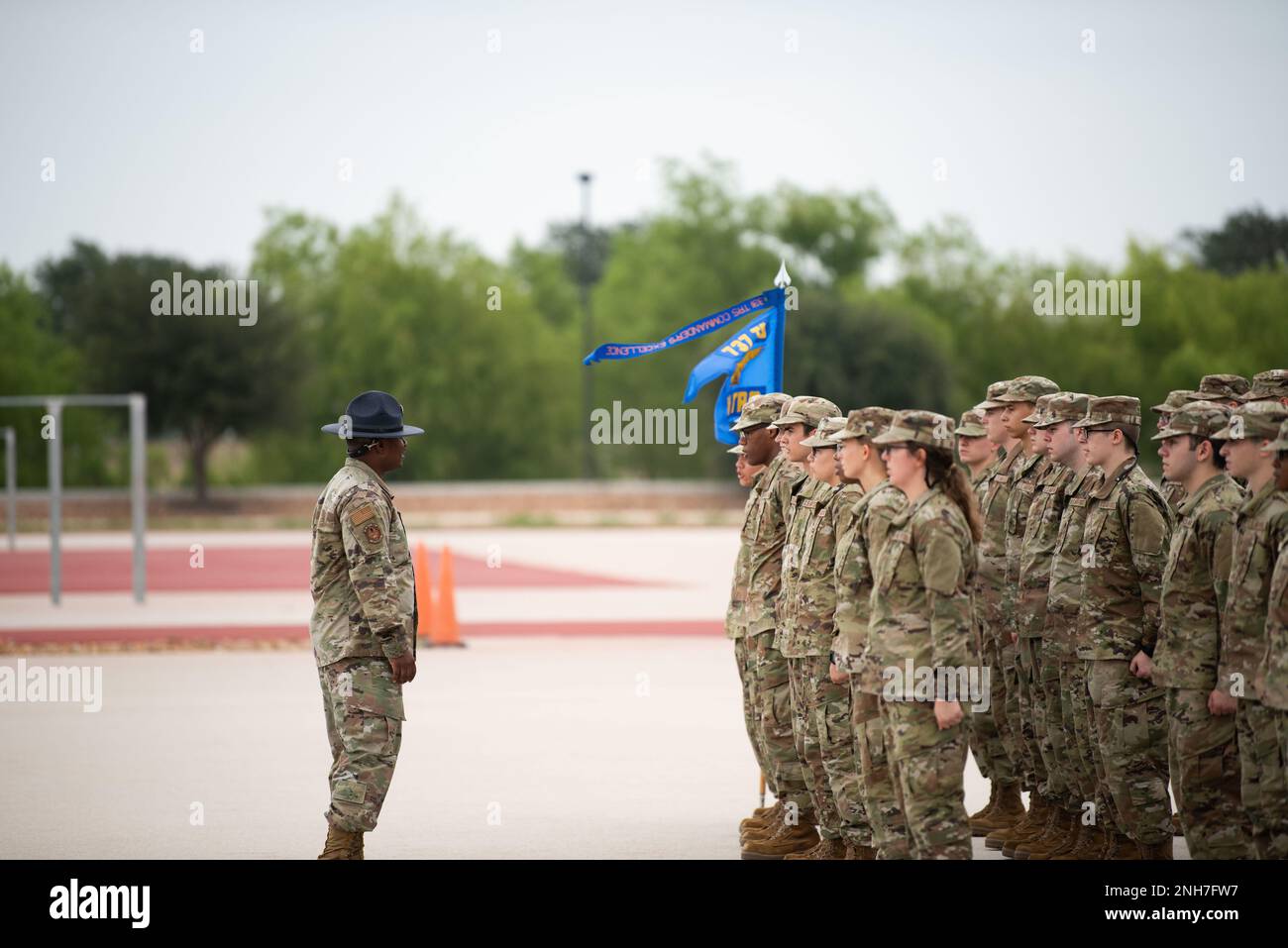 À 21 juillet 2022, l'escadron d'entraînement 331st pratique le forage à la base commune de San Antonio-Lackland, Texas. Le TRS de 331st était à la troisième semaine de l'instruction militaire de base. Banque D'Images