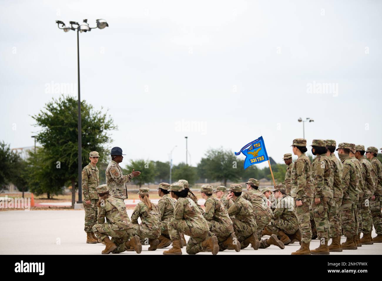 À 21 juillet 2022, l'escadron d'entraînement 331st pratique le forage à la base commune de San Antonio-Lackland, Texas. Le TRS de 331st était à la troisième semaine de l'instruction militaire de base. Banque D'Images