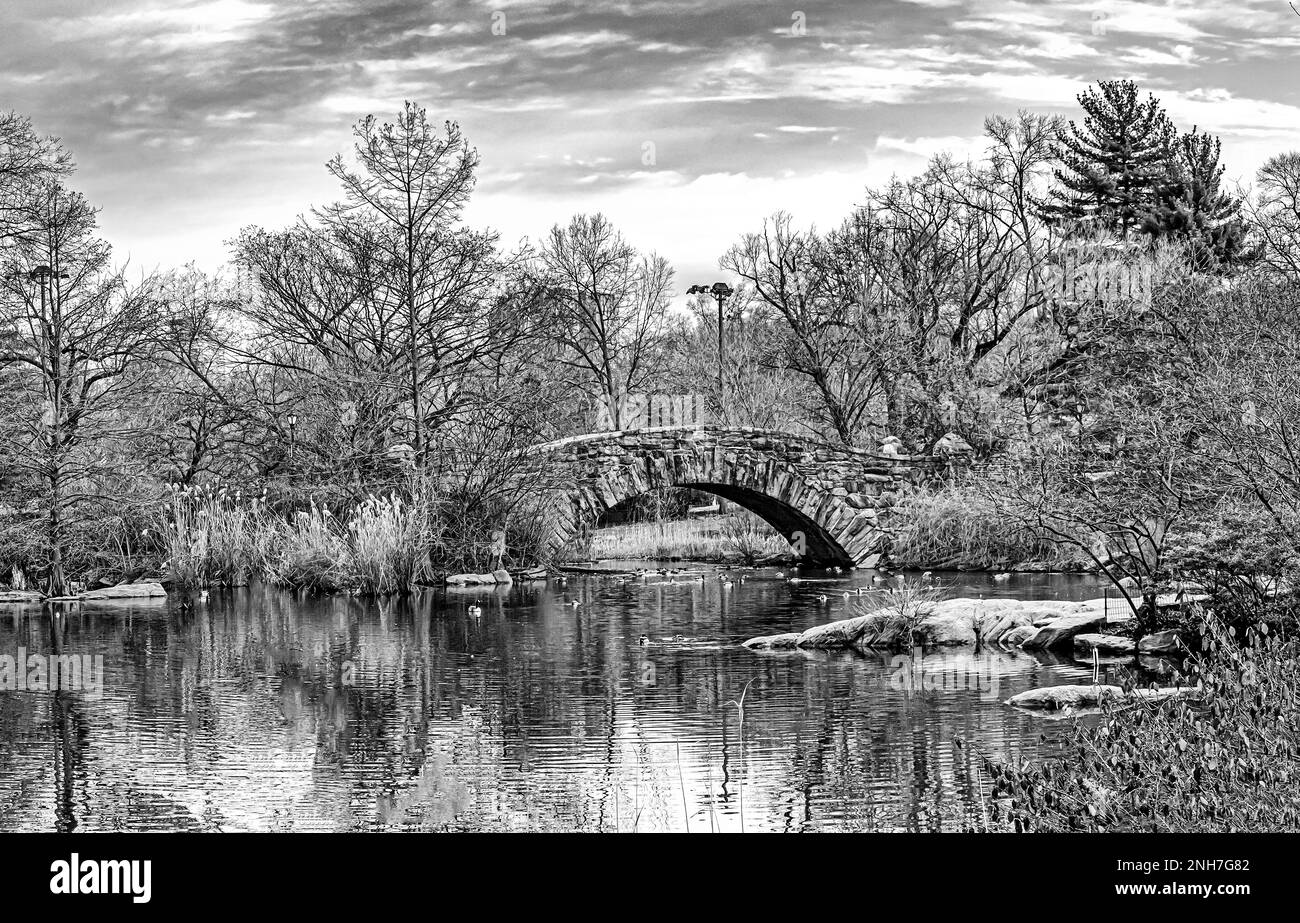 Le pont Gapstow dans Central Park à la fin de l'hiver, au début du printemps Banque D'Images