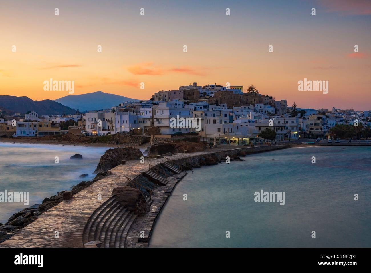 Vue panoramique sur la ville de Chora aux premières lumières du matin, Naxos Banque D'Images