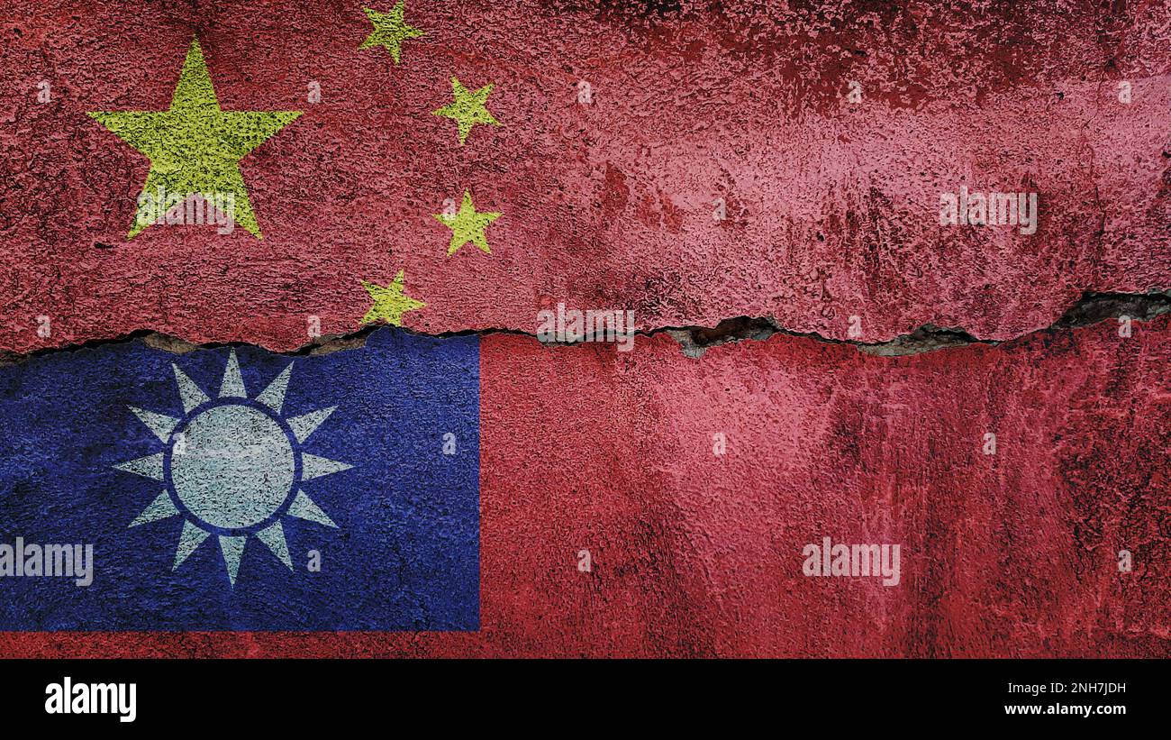 Drapeau de la Chine et de Taïwan sur fond de mur fissuré. Économie, politique conflits, concept de guerre contexte de texture Banque D'Images