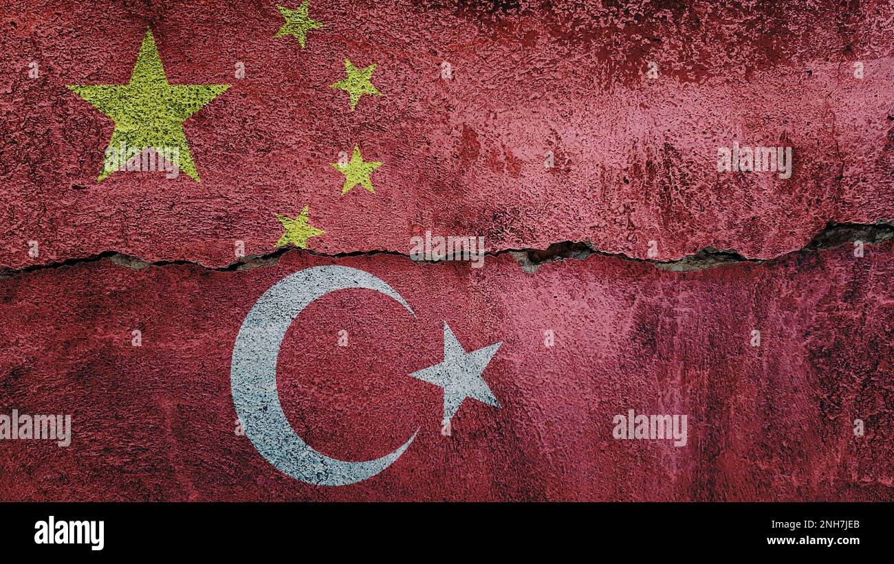Drapeau de la Chine et de la Turquie sur fond de mur fissuré. Économie, politique conflits, concept de guerre contexte de texture Banque D'Images