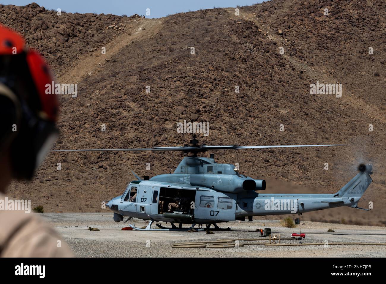 Les Marines des États-Unis avec le Marine Light Helicopter Attack Squadron (HMLA) 775, 4th Marine Aircraft Wing, se préparent à descendre dans un VENIN UH-1Y à un point d'armement et de ravitaillement (FARP) pendant l'exercice d'entraînement intégré (ITX) 4-22 au Marine corps Air-Ground combat Centre, Twentynine Palms, en Californie, sur 21 juillet 2022. Un FARP est une installation temporaire organisée, équipée et déployée pour fournir du carburant et des munitions nécessaires à l'emploi d'unités de manœuvre de l'aviation au combat. ITX offre à la Réserve des Marines l'occasion de planifier le déploiement de la force, de réaliser des répétitions de mobilisation, Active COM Banque D'Images