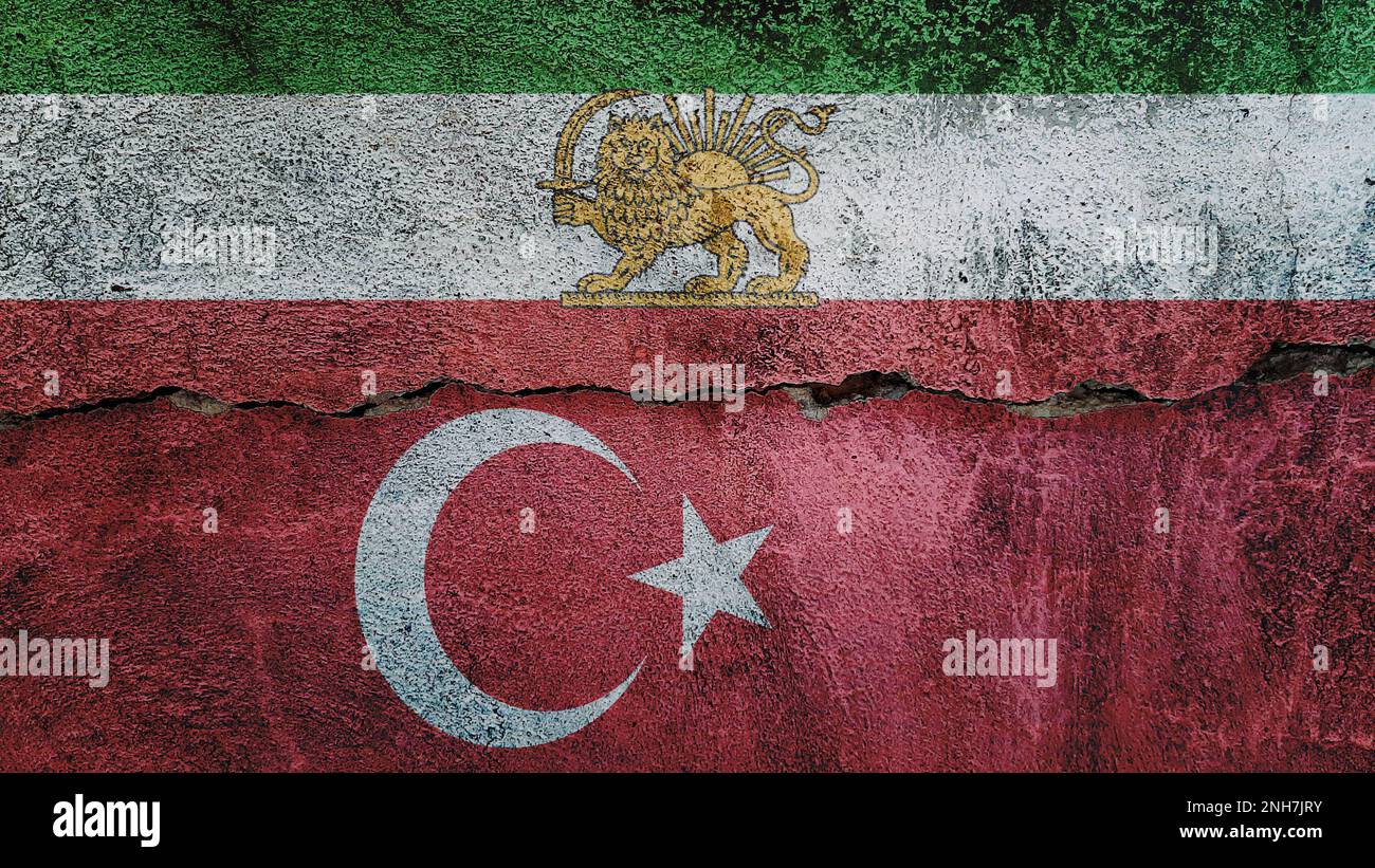 Drapeau de l'Iran et de la Turquie sur fond de mur fissuré. Économie, politique conflits, concept de guerre contexte de texture Banque D'Images