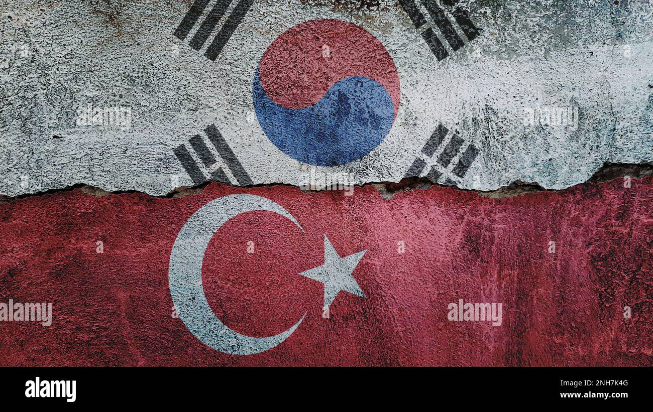 Drapeau de la Corée du Sud et de la Turquie sur fond de mur fissuré. Économie, politique conflits, concept de guerre contexte de texture Banque D'Images