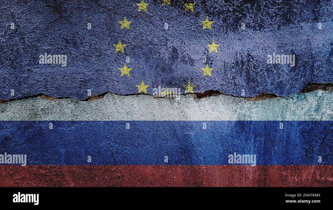 Drapeau de l'Union européenne et de la Russie sur fond de mur fissuré. Économie, politique conflits, concept de guerre contexte de texture Banque D'Images