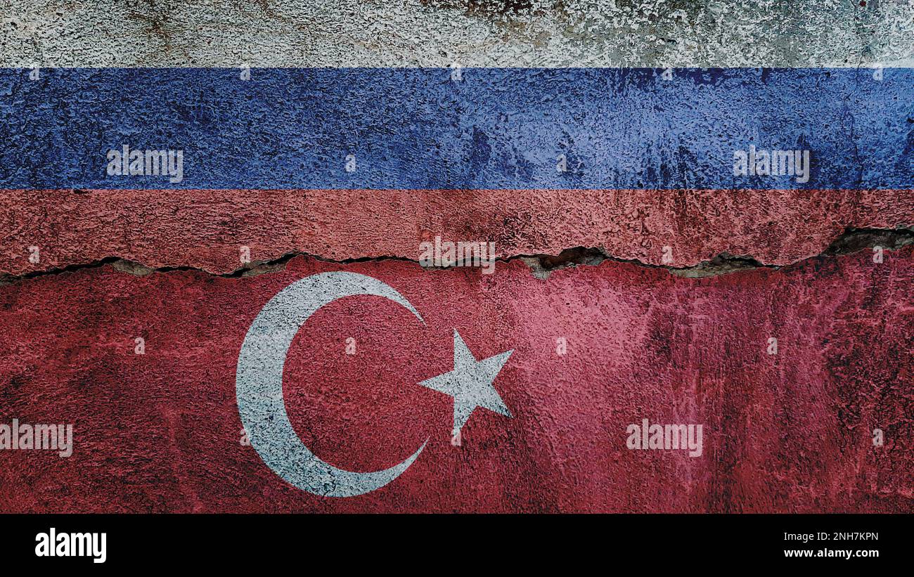 Drapeau de la Russie et de la Turquie sur fond de mur fissuré. Économie, politique conflits, concept de guerre contexte de texture Banque D'Images