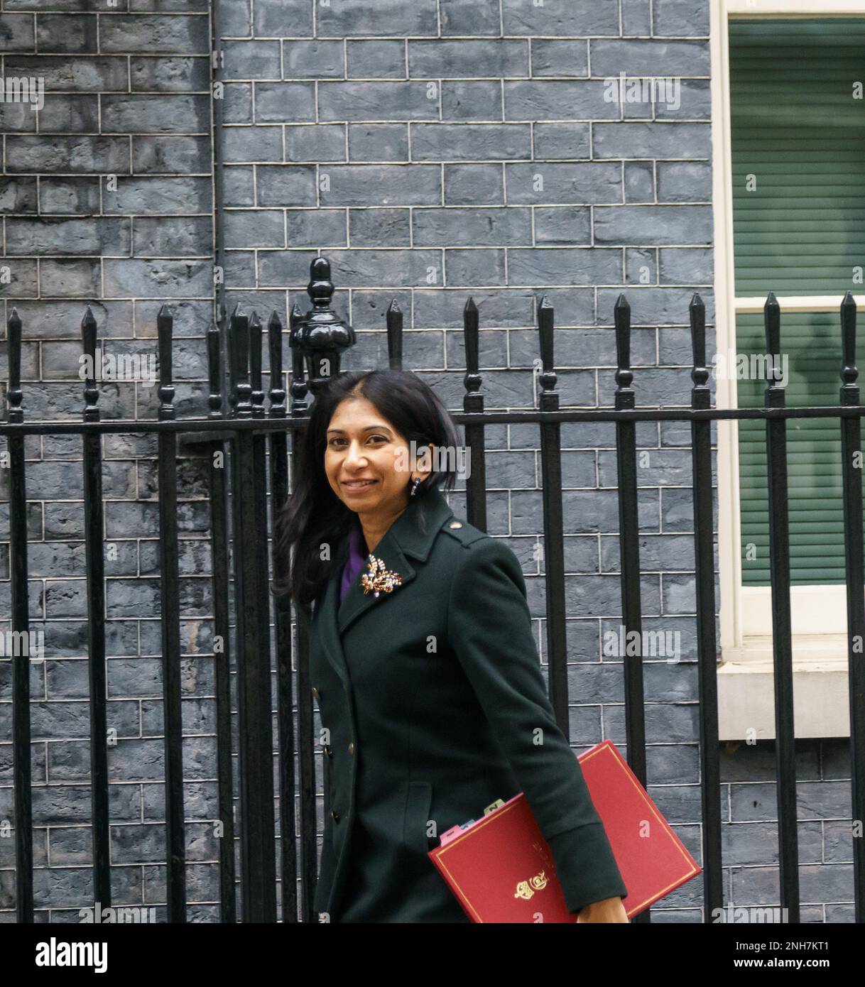 Downing Street, Londres, Royaume-Uni. 21 février 2023. Les ministres arrivent pour la réunion hebdomadaire du Cabinet. PHOTO : le député Suella Braverman (secrétaire d'intérieur) BridgetCatterall/AlamyLiveNews Banque D'Images