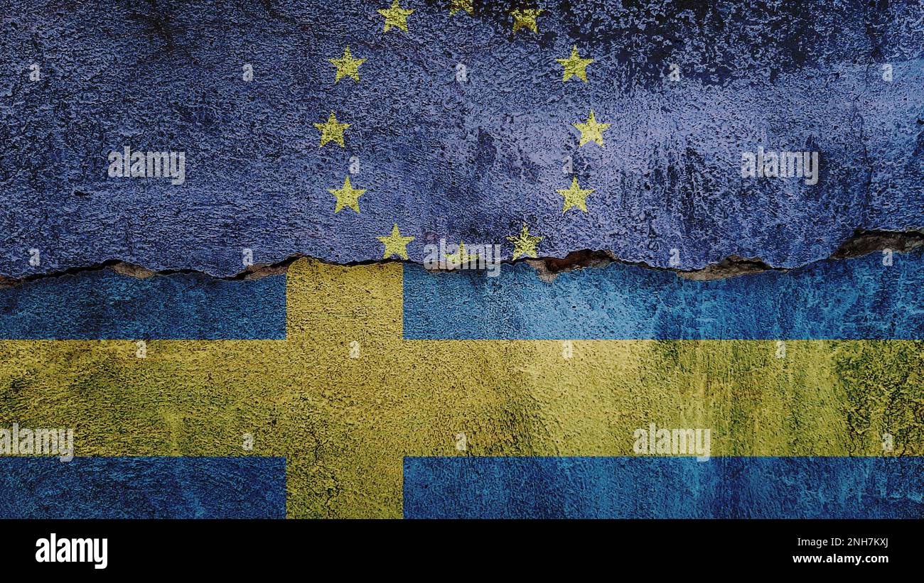 Drapeau de l'Union européenne et de la Suède sur fond de mur fissuré. Économie, politique conflits, concept de guerre contexte de texture Banque D'Images