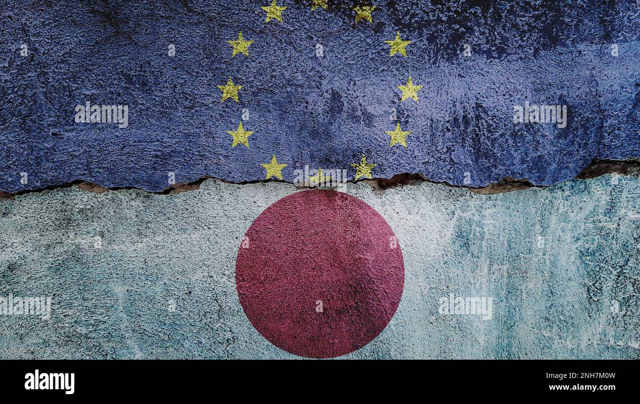 Drapeau de l'Union européenne et du Japon sur fond de mur fissuré. Économie, politique conflits, concept de guerre contexte de texture Banque D'Images