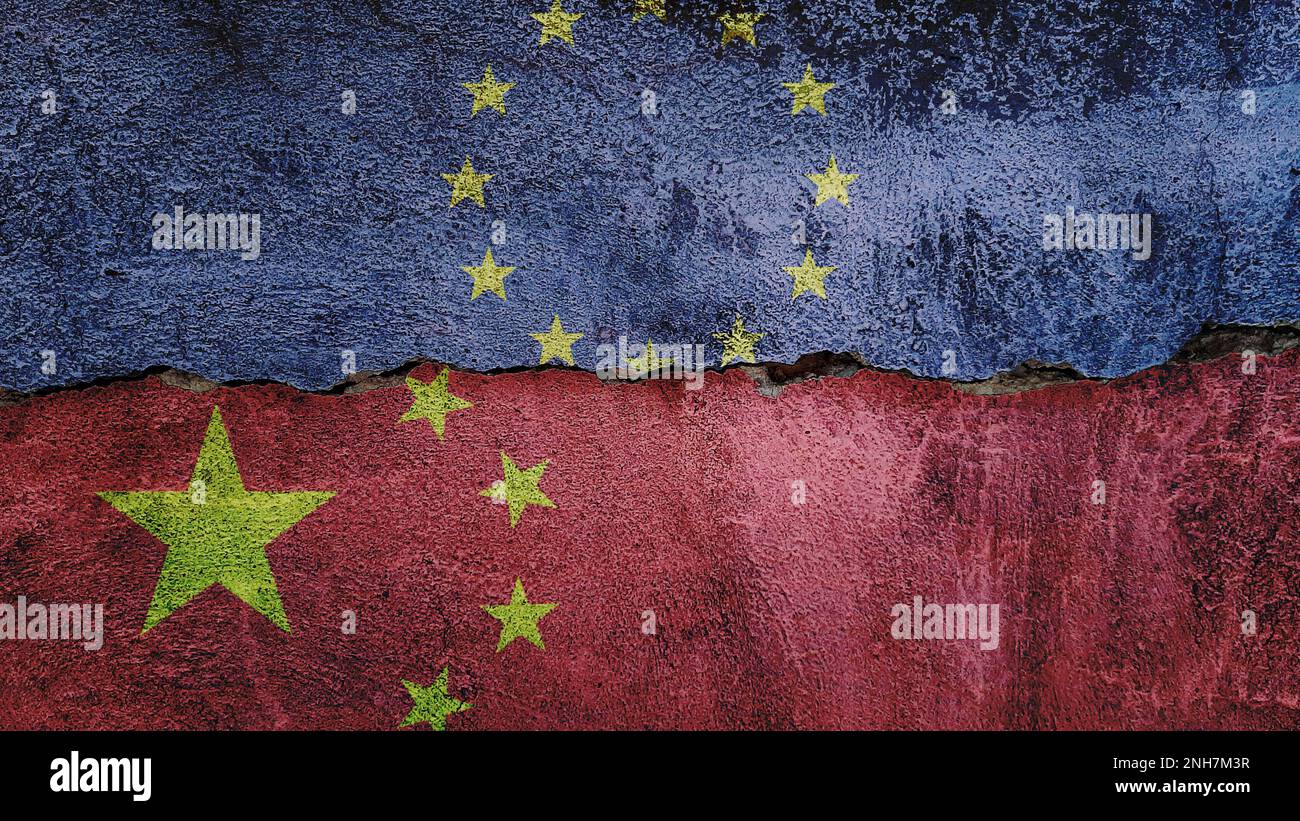 Drapeau de l'Union européenne et de la Chine sur fond de mur fissuré. Économie, politique conflits, concept de guerre contexte de texture Banque D'Images