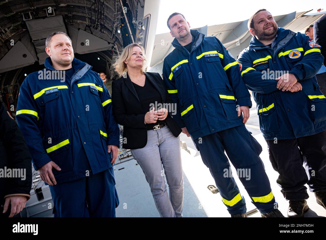 Gaziantep, Turquie. 21st févr. 2023. Nancy Faeser (SPD), ministre fédérale de l'intérieur et des Affaires intérieures, se dresse devant un Airbus A400M avec les équipes spéciales THW et BBK. Le ministre des Affaires étrangères Baerbock et le ministre de l'intérieur Faeser visitent la zone du tremblement de terre en Turquie pour une journée. Credit: Fabian Sommer/dpa/Alay Live News Banque D'Images