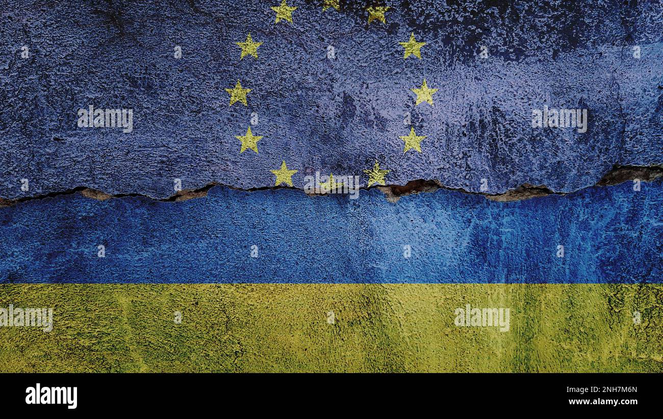 Drapeau de l'Union européenne et de l'Ukraine sur fond de mur fissuré. Économie, politique conflits, concept de guerre contexte de texture Banque D'Images