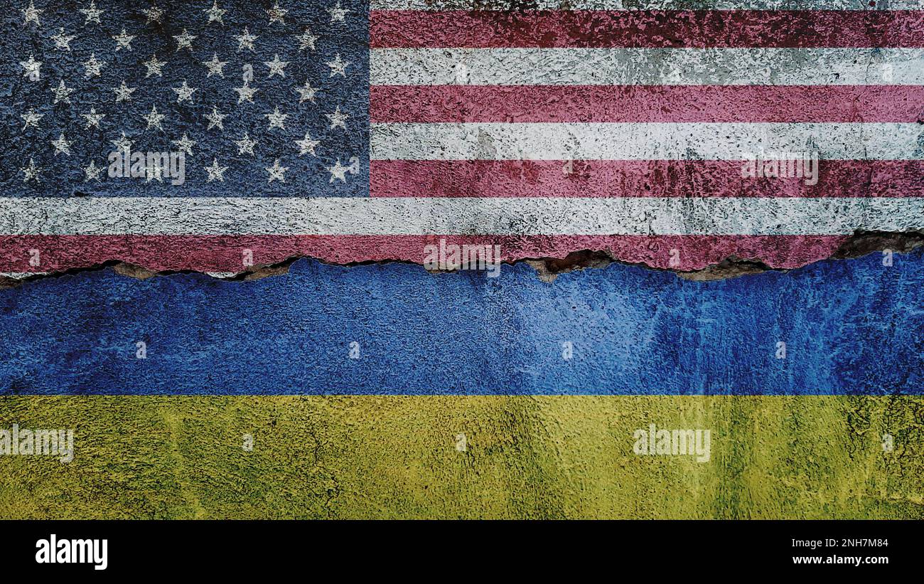 Drapeau des États-Unis et de l'Ukraine sur fond de mur fissuré. Économie, politique conflits, concept de guerre contexte de texture Banque D'Images