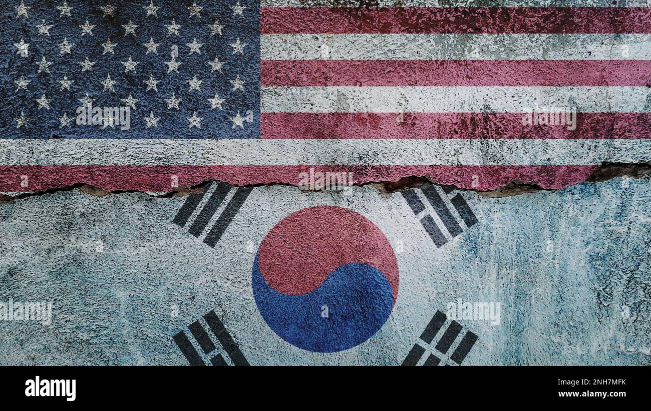 Drapeau des États-Unis et de la Corée du Sud sur fond de mur fissuré. Économie, politique conflits, concept de guerre contexte de texture Banque D'Images