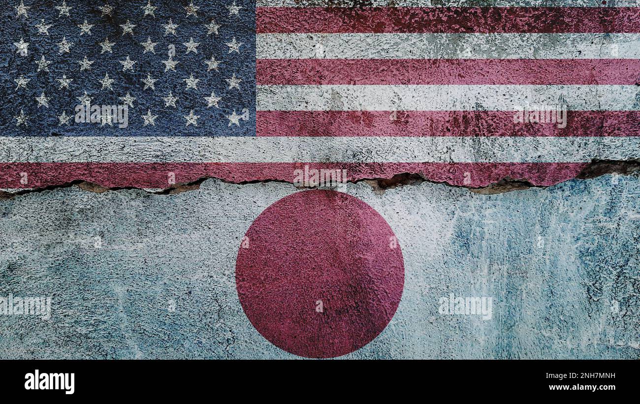 Drapeau des États-Unis et du Japon sur fond de mur fissuré. Économie, politique conflits, concept de guerre contexte de texture Banque D'Images