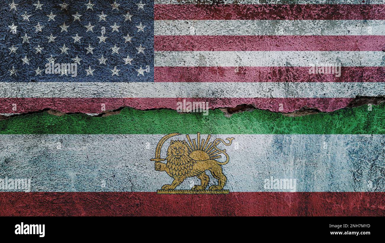 Drapeau des États-Unis et de l'Iran sur fond de mur fissuré. Économie, politique conflits, concept de guerre contexte de texture Banque D'Images