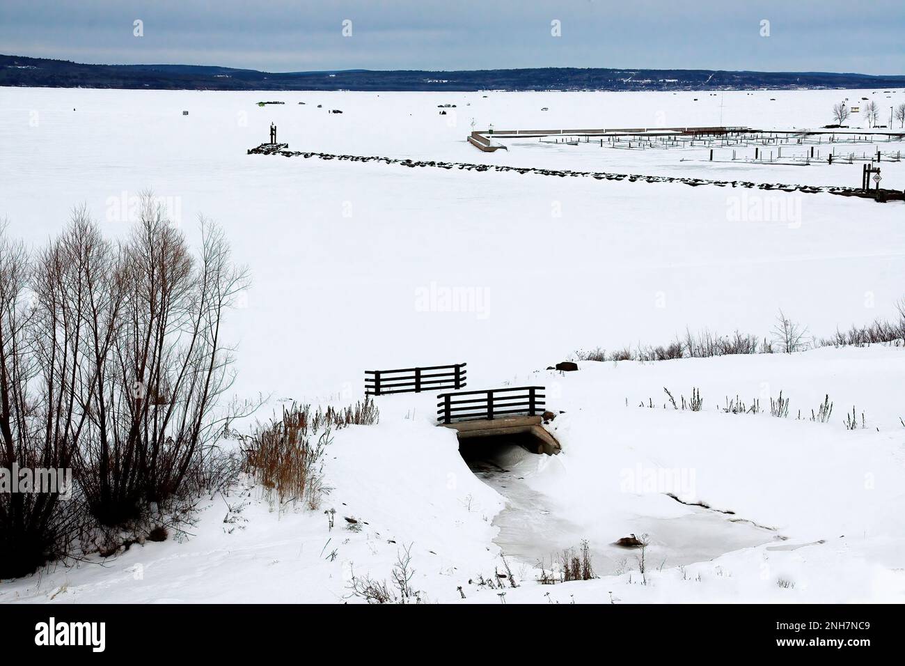 Scène hivernale enneigée avec un pont couvert de neige à Ashland, Wisconsin, États-Unis. Banque D'Images