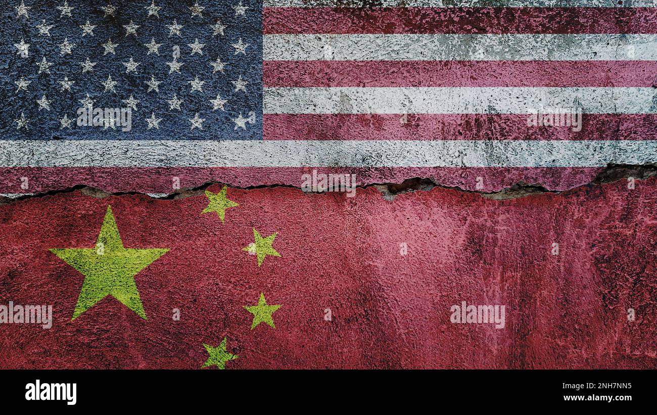 Drapeau des États-Unis et de la Chine sur fond de mur fissuré. Économie, politique conflits, concept de guerre contexte de texture Banque D'Images